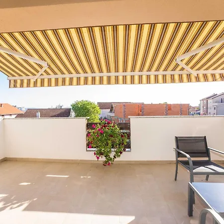 Maza - One Bedroom With Balcony Angela Apartman *