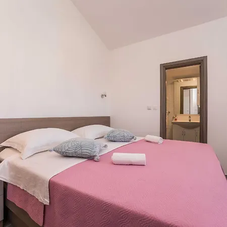 Maza - One Bedroom With Balcony Angela Apartman Zára