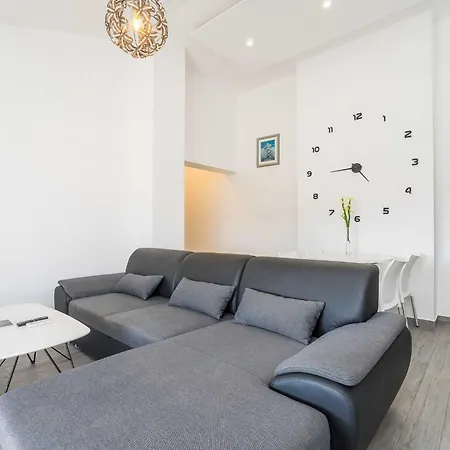 Maza - One Bedroom With Balcony Angela * Zára