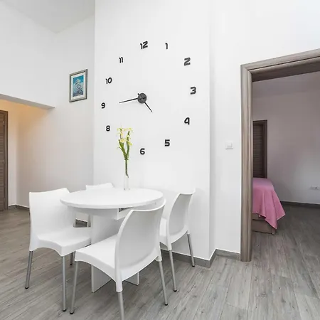 Maza - One Bedroom With Balcony Angela Apartman Zára