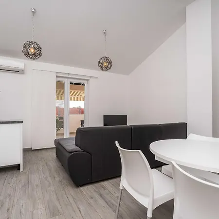Maza - One Bedroom With Balcony Angela Апартаменты *