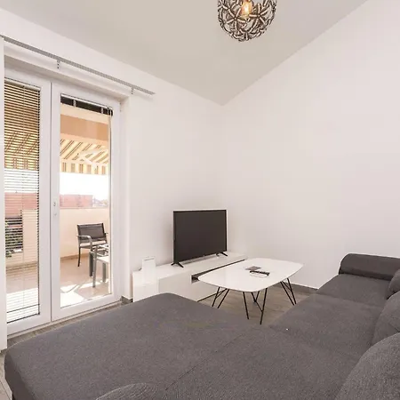 Maza - One Bedroom With Balcony Angela Апартаменты