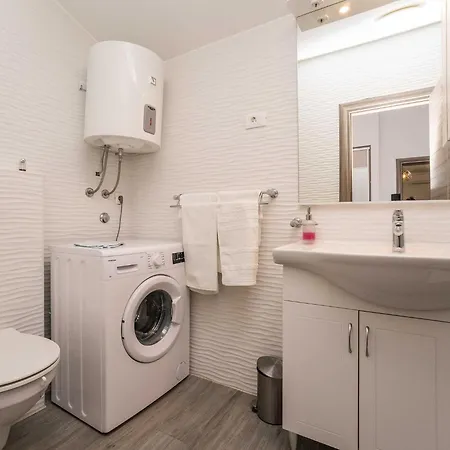 Maza - One Bedroom With Balcony Angela شقة