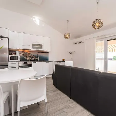 Maza - One Bedroom With Balcony Angela شقة *